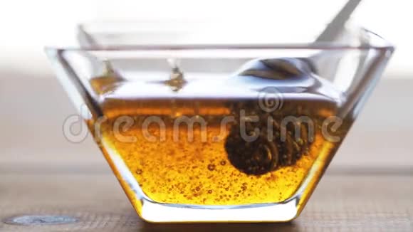 蜂蜜在玻璃碗和迪普视频的预览图