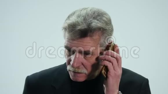 愤怒的老人用手机说话视频的预览图