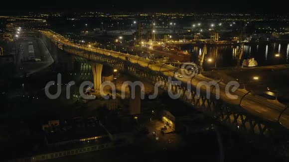 沿海港建筑工地的多层夜间公路行驶视频的预览图