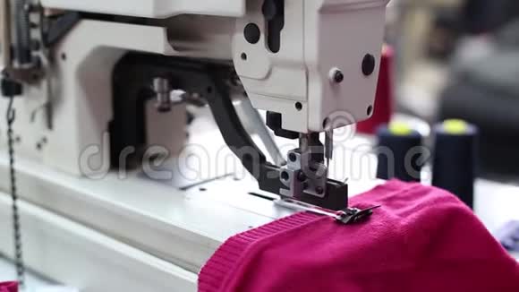 工厂缝纫过程中妇女的手视频的预览图