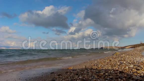 秋天贝加尔湖的卵石滩景观海边浪花飞溅视频的预览图