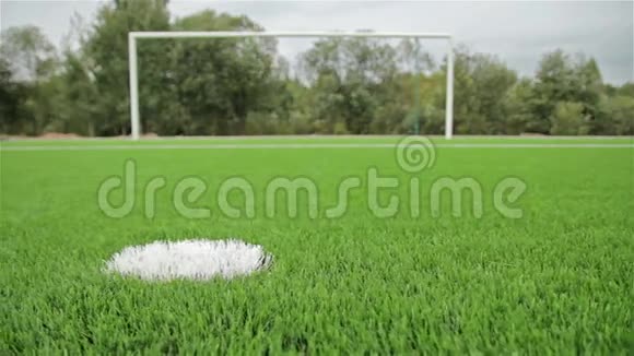 足球点球点在大门背景上特写镜头滑块镜头视频的预览图