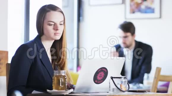 一人惊讶的年轻女商人在咖啡馆里视频的预览图