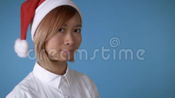 美丽的女孩圣诞帽展示大拇指视频的预览图