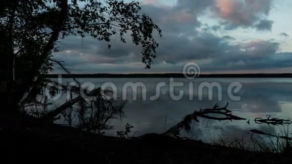 林湖上空的晚霞时间推移视频的预览图