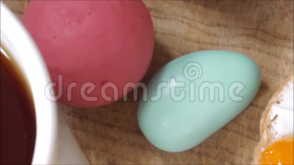 草莓和杏果酱加五颜六色的球糖视频的预览图