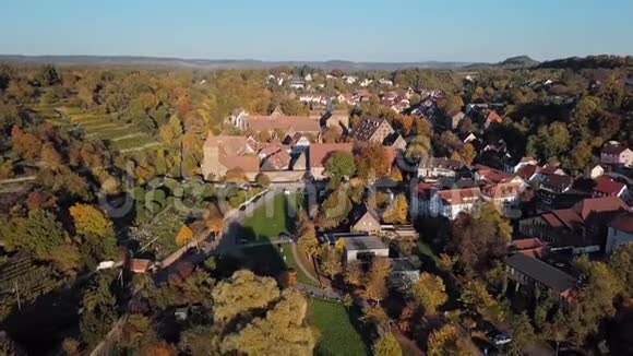 德国Maulbronn古镇和葡萄园的航空全景视频的预览图