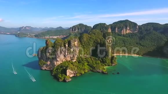 空中大山有许多长尾船附近莱利海滩克拉比泰国高清慢镜头视频的预览图
