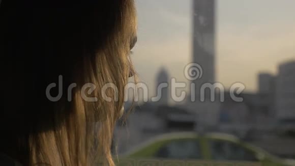 泰国曼谷乘公共汽车时向窗外张望的女人视频的预览图