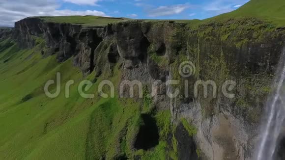 一股水流从岩石悬崖上流过安德列夫视频的预览图