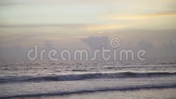 海滩上美丽的日落透过云景闪耀视频的预览图