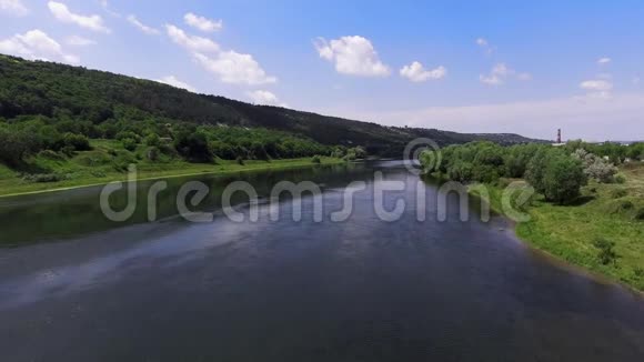 空中观景在阳光明媚的夏日早晨在新鲜的河流上空低空飞行视频的预览图
