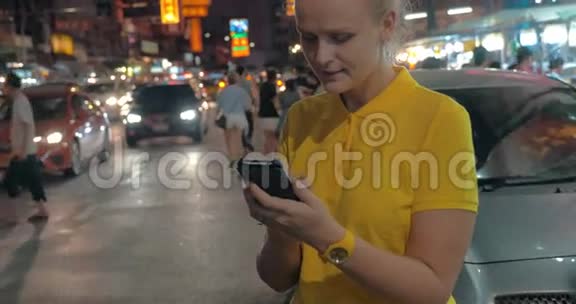 泰国曼谷夜间路边有手机的妇女视频的预览图