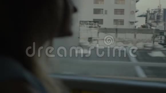 泰国曼谷有巴士旅行的妇女视频的预览图