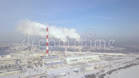 工业厂房空中景观吸烟烟囱无人机可以看到供热厂工业区的烟囱锅炉视频的预览图