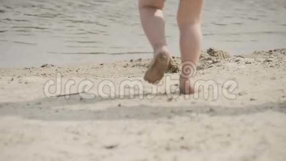 孩子们的腿在沙子上奔跑视频的预览图