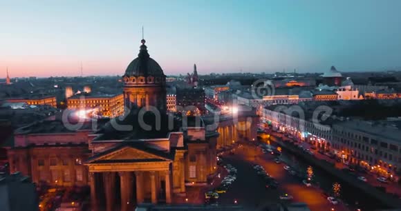 晚上拍摄喀山凯德的空中镜头俄罗斯圣彼得堡城市从上面电影无人机视频历史视频的预览图
