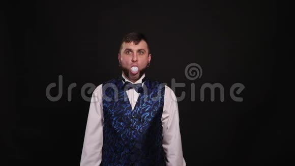 魔术师在黑暗背景下用白色球表演魔术视频的预览图