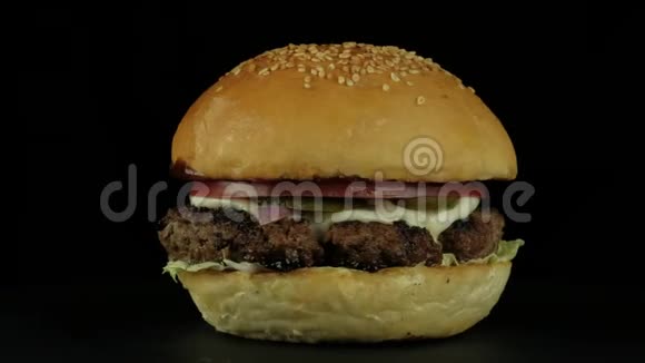 特写美味可口的汉堡视频的预览图