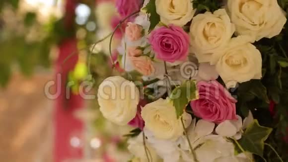 婚礼装饰花束和构图白色和粉红色玫瑰的假日花视频的预览图