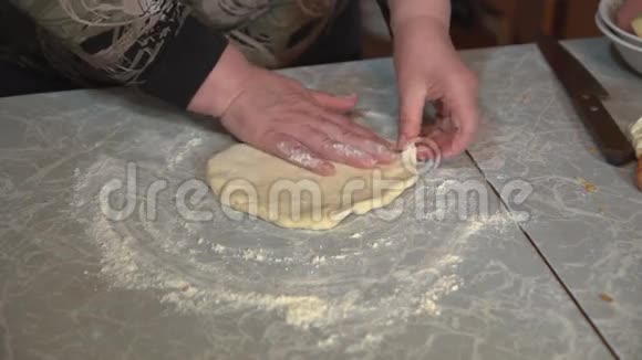 女性手揉酵母面团做披萨视频的预览图