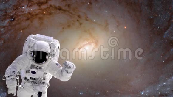 遥远星系宇宙探索概念中的宇航员太空行走视频的预览图