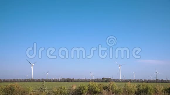 风力涡轮机对抗晴朗的天空视频的预览图