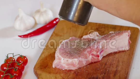 男人把香料洒在肉上视频的预览图
