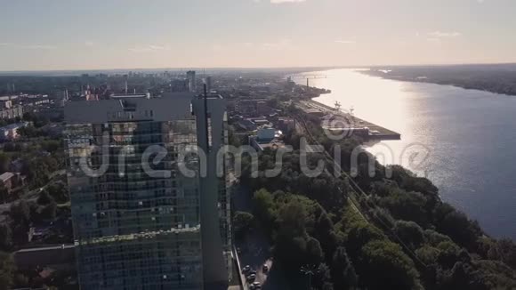 城市景观在白天时间接近晚上时间剪辑阳光明媚的一天河边高楼的俯视图视频的预览图