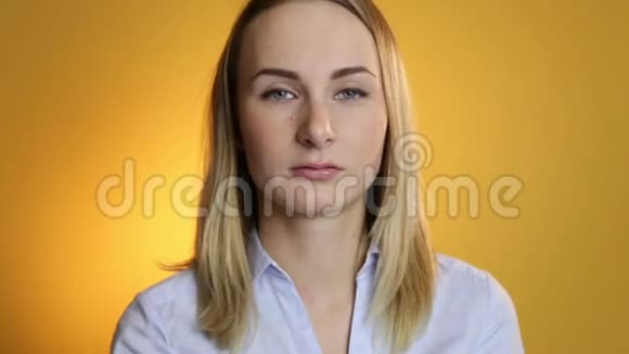 一位美丽的病妇用黄色背景的纸巾打喷嚏视频的预览图