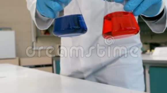 科学家拿着埃伦梅尔瓶与液体视频的预览图
