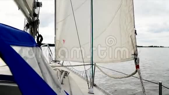 白色游艇在海上漂浮美丽的白色游艇乘风破浪视频的预览图