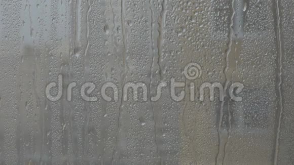 大雨倾盆而下一片玻璃一滴滴雨落下来灰色的天空房子在外面视频的预览图