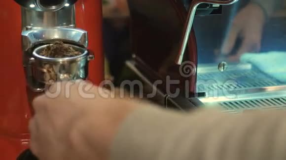 酒保把磨碎的咖啡放进酒柜里视频的预览图