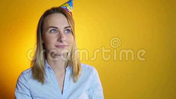 女人用黄色背景的慢动作发射彩纸视频的预览图