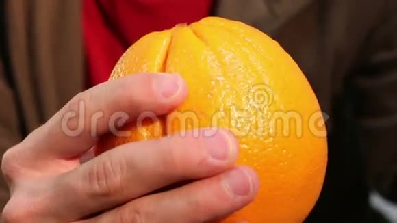 喝橙汁视频的预览图