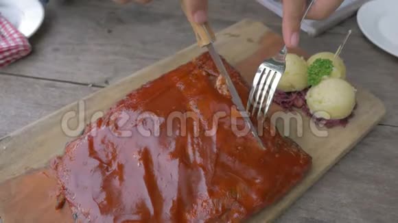 切块烧烤和烤猪肉肋排在桌上视频的预览图