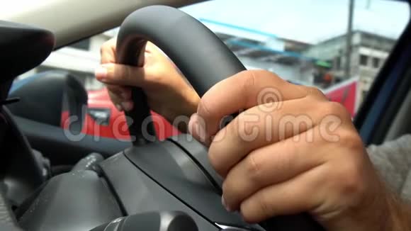 男性手在方向盘上开车的人视频的预览图