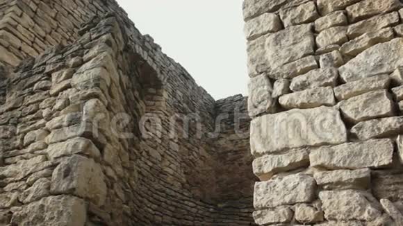城堡墙里面的窗户视频的预览图
