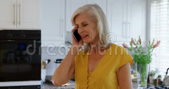 老太太在厨房用4k手机通话视频的预览图