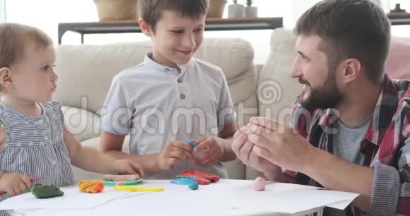 父亲和孩子们玩塑料视频的预览图