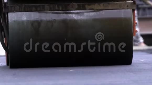 帕弗骑在新鲜沥青的溜冰场上视频的预览图