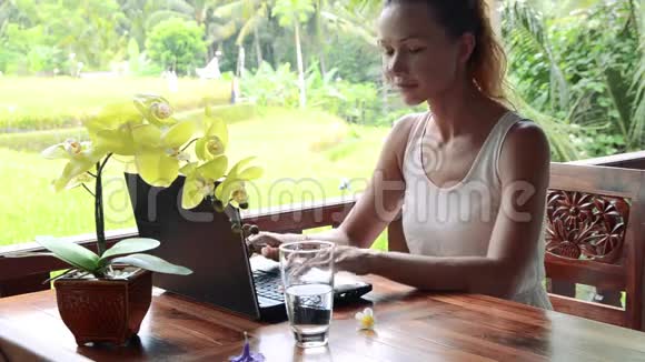 女商人带着笔记本电脑在户外工作视频的预览图