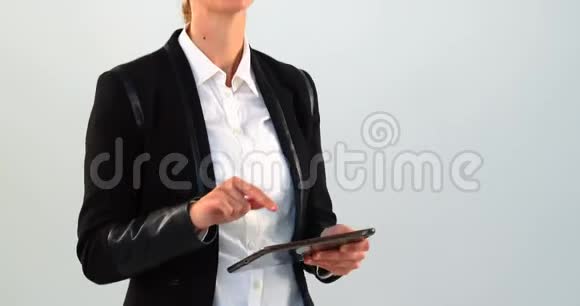 商务女性使用虚拟现实耳机和数字平板电脑4k视频的预览图