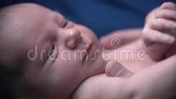 一个脸平静的婴儿的近镜头视频的预览图