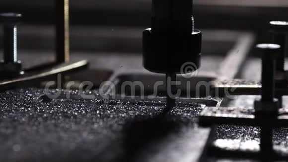 现代生产为铝板的创造美丽的钻井过程视频的预览图