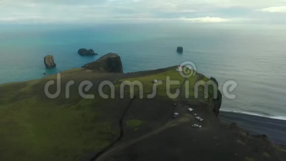 大西洋的空中景色和海岸上的灯塔视频的预览图