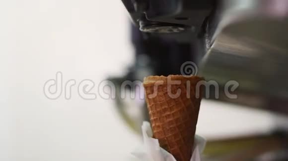制作美味冰淇淋的冰淇淋机视频的预览图