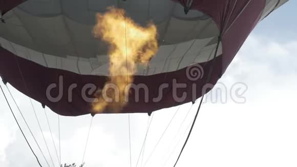 关闭热气球燃烧器火焰发光空中飞行中的热气球关闭视频的预览图