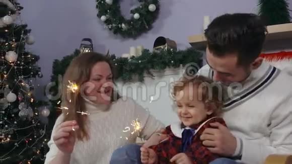 一家人围着圣诞树视频的预览图